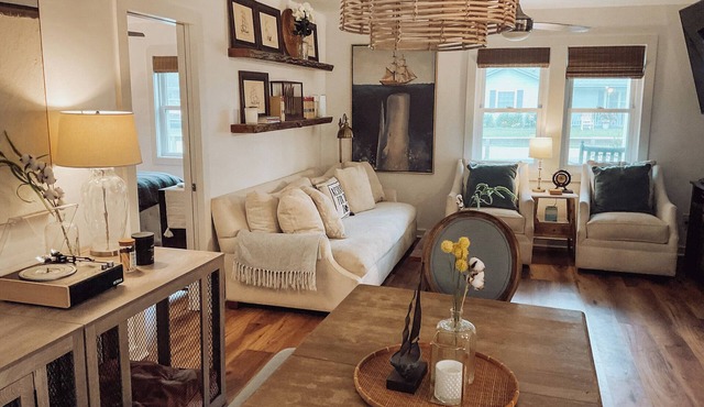 Dog Friendly Fenced Cottage Minutes from the Water!