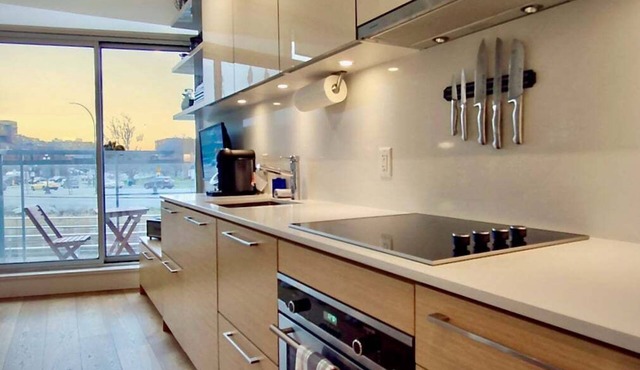 Downtown Charming Studio, Steps from Everything! in Victoria