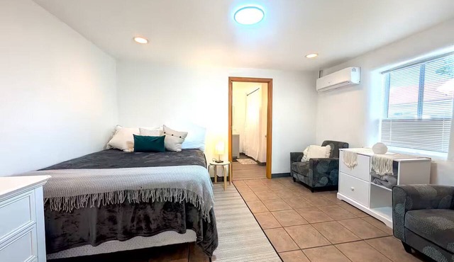 Downtown District - Modern Apt Yard, King Bed, W/D in Albuquerque
