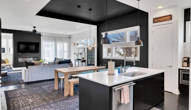 Downtown - Elegant & Cozy - Skyline Views!