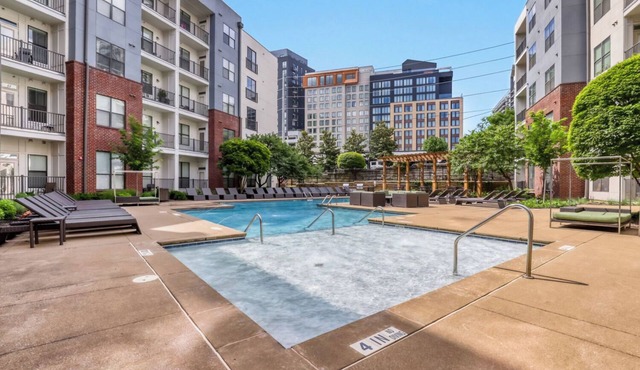 Downtown in the Gulch - Spacious 2bed/2bath - Walk to Broadway!