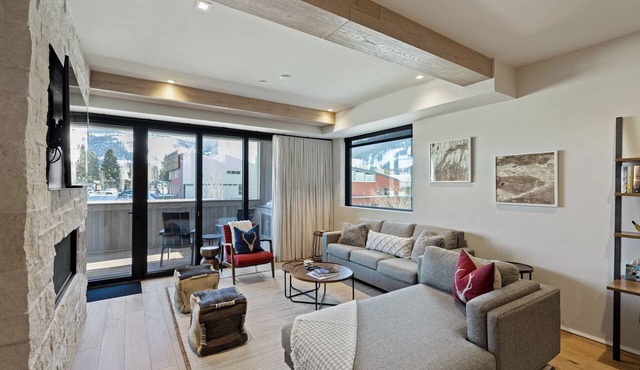 Downtown Jackson Condo + Hot Tub, Balcony, Grill, Mountain Views in Jackson