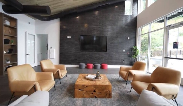 Downtown Knoxville With Luxury Amenities!