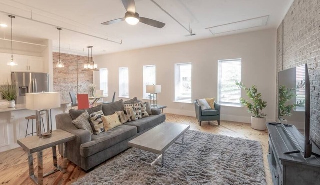 Downtown Main St Loft 137 - Walk to Expo Center !