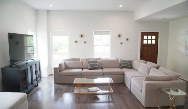 DOWNTOWN Newly Remodeled Modern Craftsman