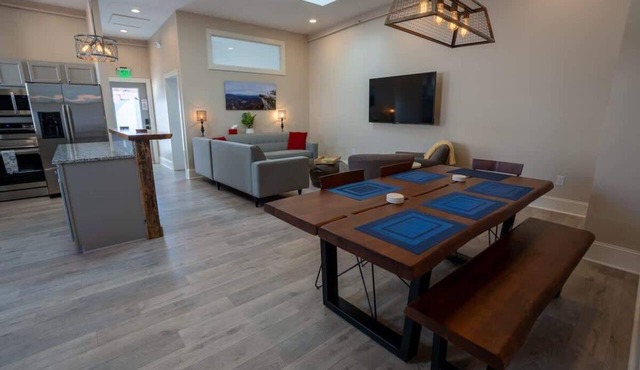 Downtown Urban Retreat~ 6 Beds ~Perfect for Groups