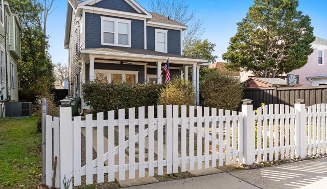 Downtown Wilmington Walk to Riverwalk & Live Oak Villa
