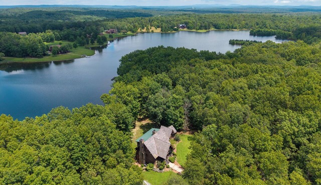 Dreamy 3.5 bedroom cabin on the lake in a private gated community resort