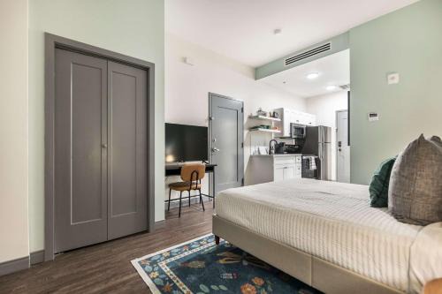 Dynamic Stay Connected Comfort Steps from Atrium in Macon