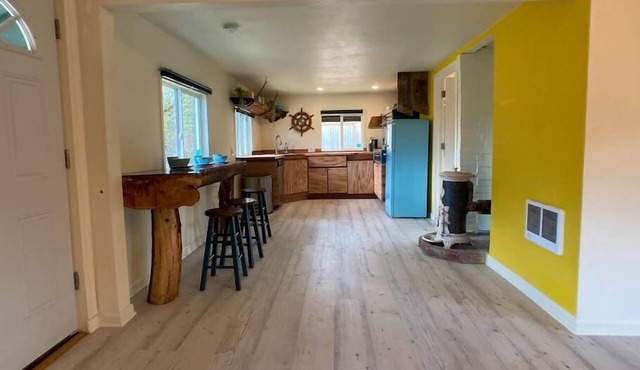 Eclectic cabin w/garden&hot soak tub near taproom&park. Pet Friendly! in Chehalis