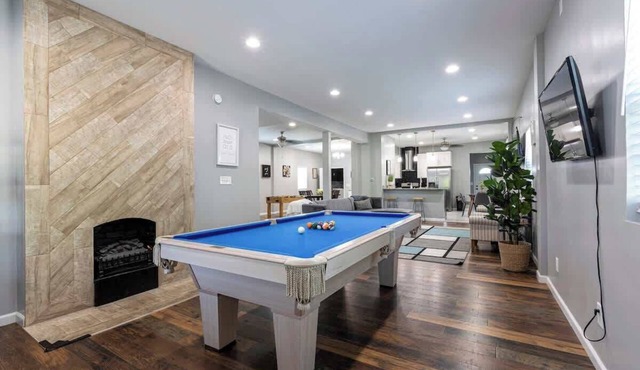 Eclectic & Spacious 6BR w/Pool Table & Foosball