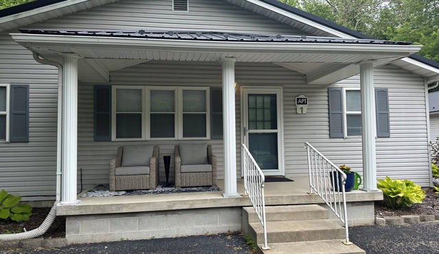 Edge of town unit 1, Comfortable 2 bedroom with queen beds, AC w covered porch