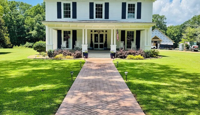 Eighty Oaks, A Fully Renovated Luxury Estate In Jacksonville, AL