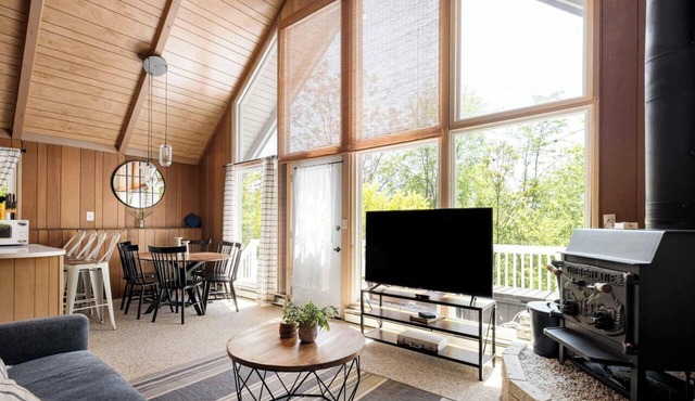 Elegant 4BR chalet w/hot tub & deck