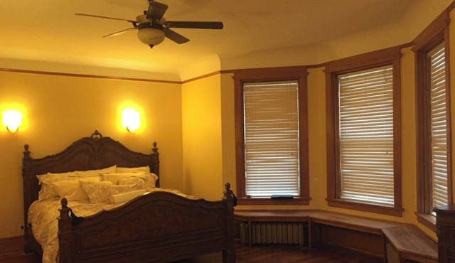 Elegant Chicago Graystone on the Boulevard!