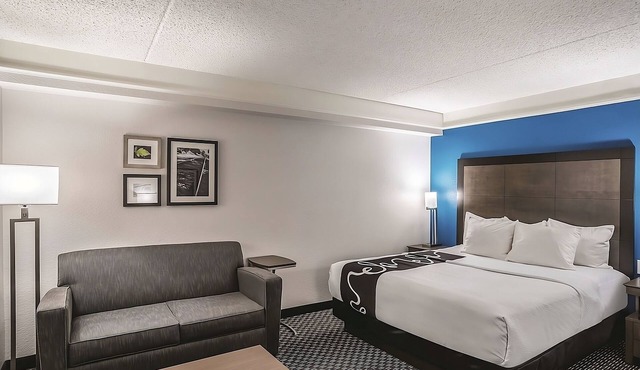 Enjoy Complimentary Breakfast from the Comfort of a Spacious Room in Phoenix