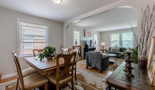 Enjoy Evanston! Slow Down After a Busy Day Sight Seeing - Walking Distance from Public Transportation apts