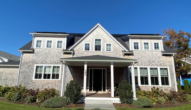 Enjoy Fall 2026 on the Vineyard! Spacious 5 BR house in charming Edgartown in Edgartown