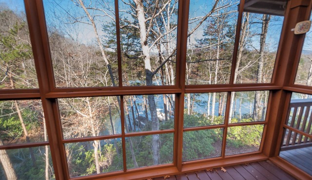 Escape to Tranquility: Stunning Lakefront Mountain Chalet with Breathtaking View