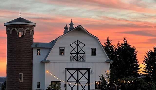 Famous tranquil GreenBluff barn on 10 acres, huge views, north Spokane in Colbert