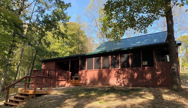 Fantastic 2-bedroom cabin, sleeps 6, 2 baths. Glouster, Ohio in Glouster
