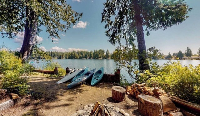 Fantastic 2BR Lakefront | Dock | Fireplace in Grapeview