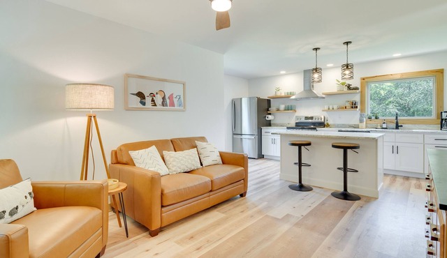 Farm Stay: Bright & Modern Mills River Cottage!