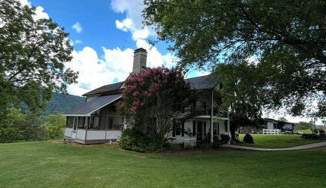 Farmhouse with a country Charm!