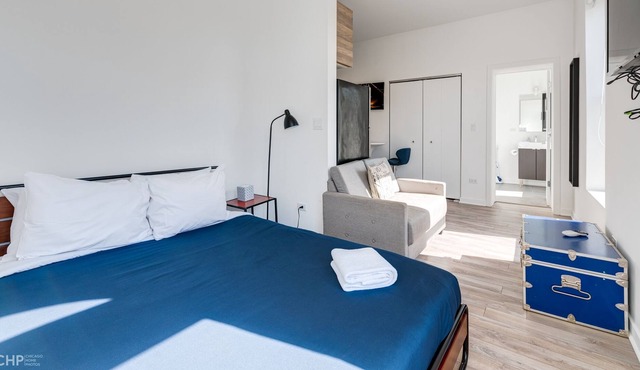 Feel Comfy And Cozy At This Lovely Chi-town Home Away From Home - 747 Lofts Cabin 308 by RedAwning
