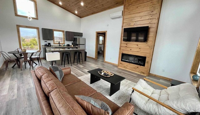 Fernwood Cabin | Pet-Friendly w/Hot Tub
