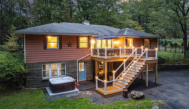 Fire Pit-Theater-Arcades-Hot Tub-Dogs Welcome in Dingmans Ferry