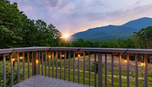 Fire pit with MTN views! Summer fun! Nelson 151.