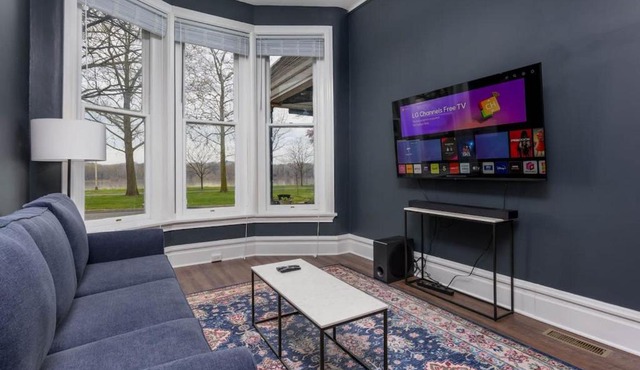 Flats on Front - Riverfront Gem Fast Wi-Fi 1F