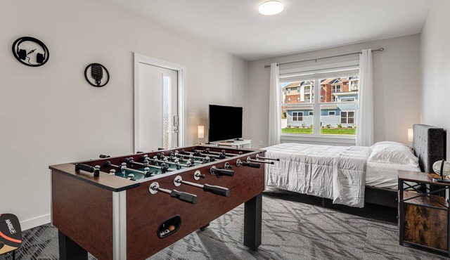 Foosball/Firepit/Fenced Yard/4 Min to Hendo/4 Beds