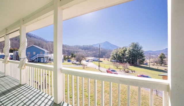 Forest Creek - Located close to the Great Smoky Mountains National Park Entrance!