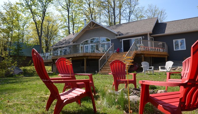 Fox Run: Waterfront Lakehouse with Impressive Views and Luxury Details in Magnetawan