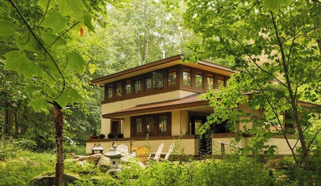Frank Lloyd Wright-Inspired Prairie Home | Official Fallingwater Lodging Partner