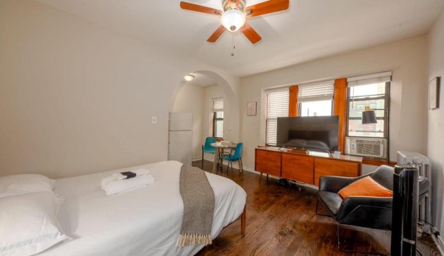 FRONTDESK Open Studio Apt near McCormick Place