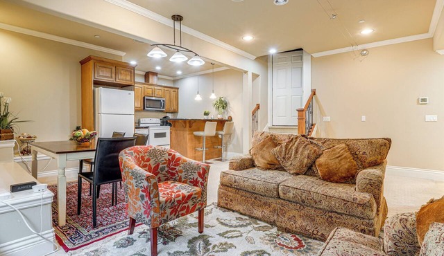 Full Kitchen & Laundry! Kirkland Studio Suite in Kirkland