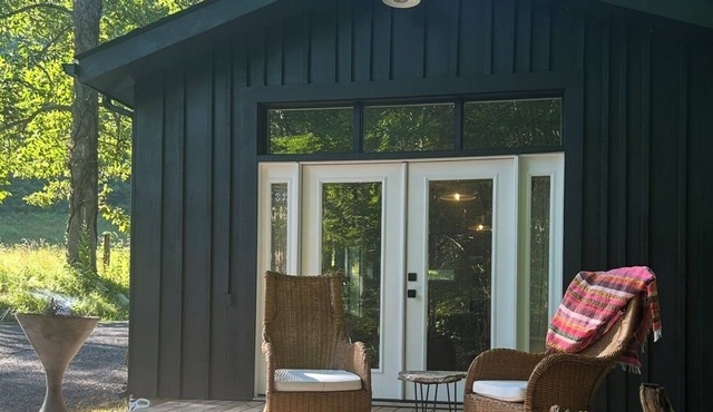 Full Moon Hollow. Open plan studio cabin in tranquil Renick as a perfect getaway