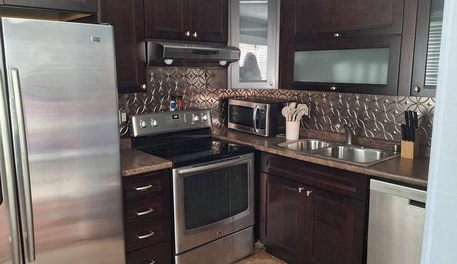 Fully furnished 2-bedroom close to UT and medical facilities.