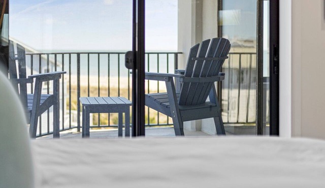Fully Renovated Ocean Views, Pool, STEPS to Beach, Restaurants, Shops