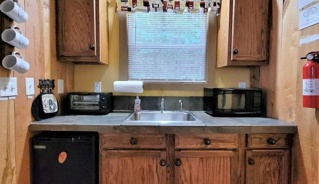 Furry Friends and Fields: Pet-Friendly Cabin with Unique Views in Sparta, TN