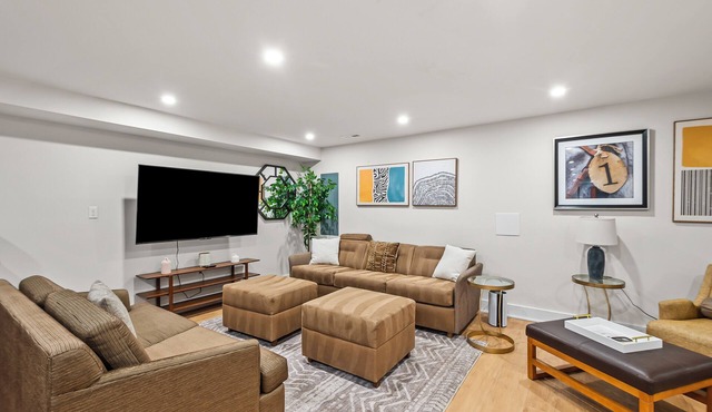 Garden apt sleeps 8 in NW DC w/parking near metro