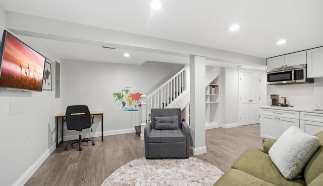 Garden-Level 1BR Suite in DC – Private Entry