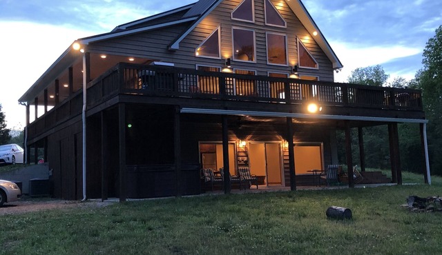Georgia’s Landing-NEWLY REMODELED-Waterfront-Hot tub-Luxury and peaceful