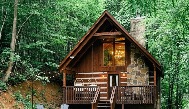 Gingerbread log cabin! Hot tub/projector/fire pit/king bed/yoga chair, ROMANTIC!