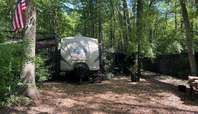 Glamping 4 miles from Dunes State Park close to town however secluded& private.