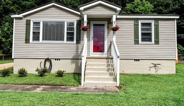Good Vibes & Trail Rides! Cozy 2-bedroom home just off the Chief Ladiga Trail!