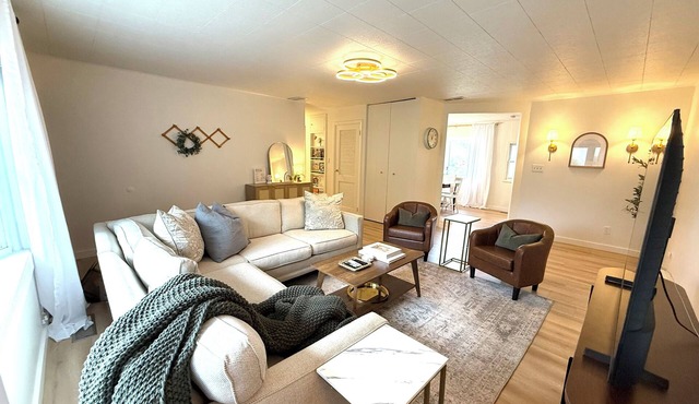 Gorgeous 3-bedroom 2 bath bungalow downtown Valparaiso
